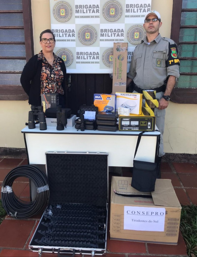 Entrega de materiais no GPM de Tiradentes do Sul