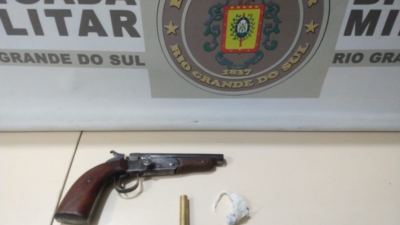 material apreendido (arma, munição e droga)