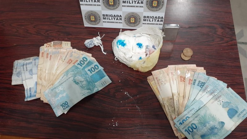 droga e dinheiro em cima da mesa