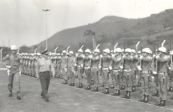 Tropa em forma durante evento na década de 1970 