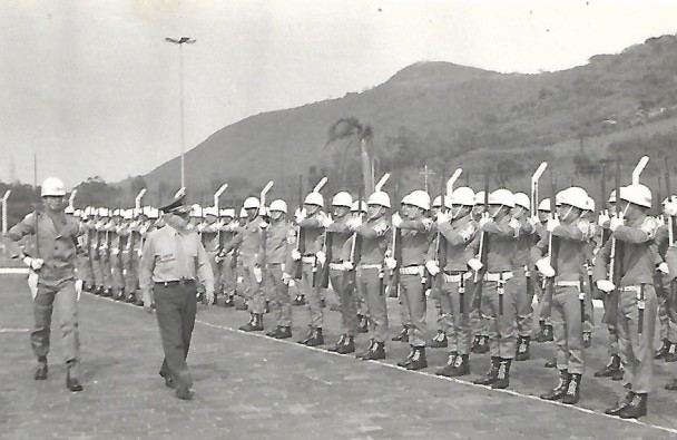 Tropa em forma durante evento na década de 1970
