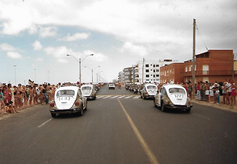 Desfile na abertura de Operação Golfinho, em Tramandaí, na década de 1980