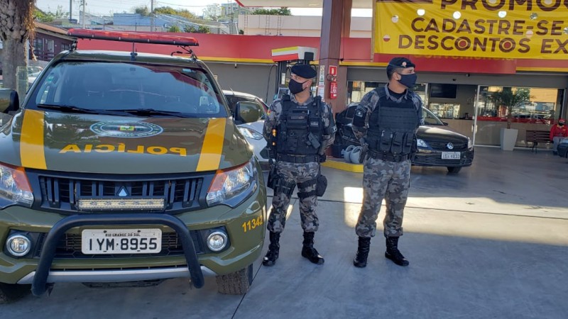 policiais parados proximo a viatura