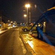 policiais parados no módulo da entrada da cidade