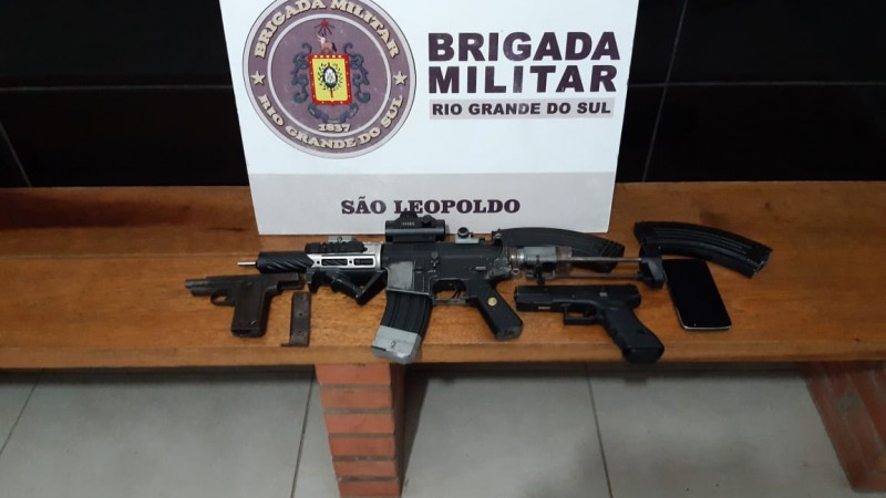 25 BPM prende homens com arma em São Leopoldo