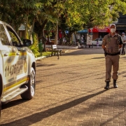 policial na praça em Parobé