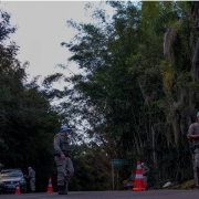 policiais realizando barreira, em Parobé