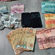 material apreendido (droga, dinheiro e celulares)