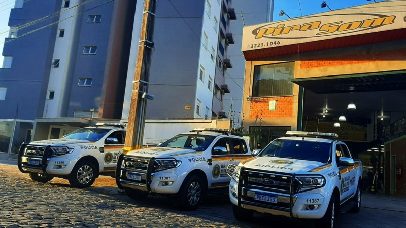 A imagem mostra três viatura da BM em frente a empresa que está prestando o serviço