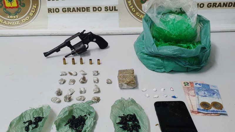 Homem é preso e adolescente apreendido com arma e drogas em Viamão