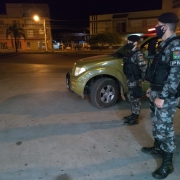 Pms parados proximos a viatura