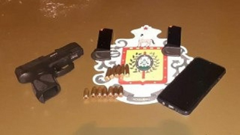 arma, munição e celular