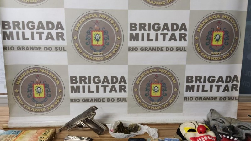 drogas, armas, máscaras e dinheiro