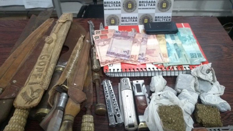 facas, droga, dinheiro apreendidos