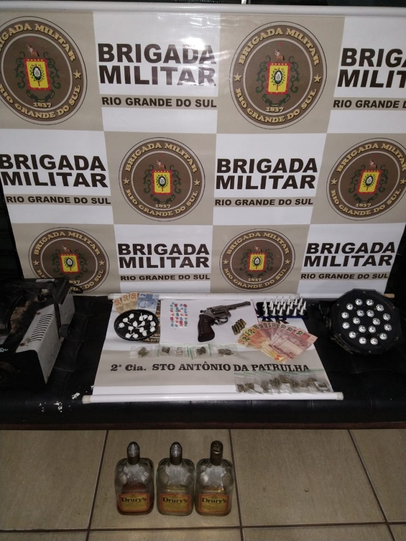 Drogas e arma apreendidas em festa contr&aacute;ria &agrave;s medidas de sanidade