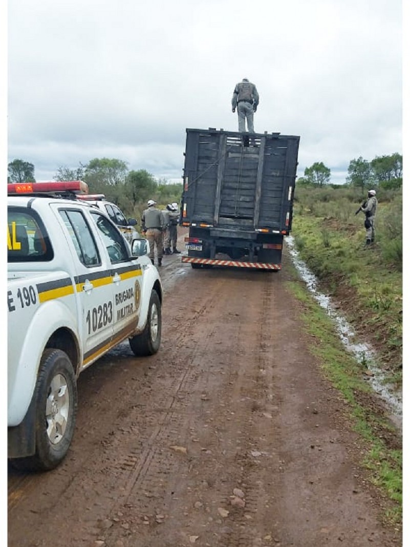 pms fiscalizando caminhao
