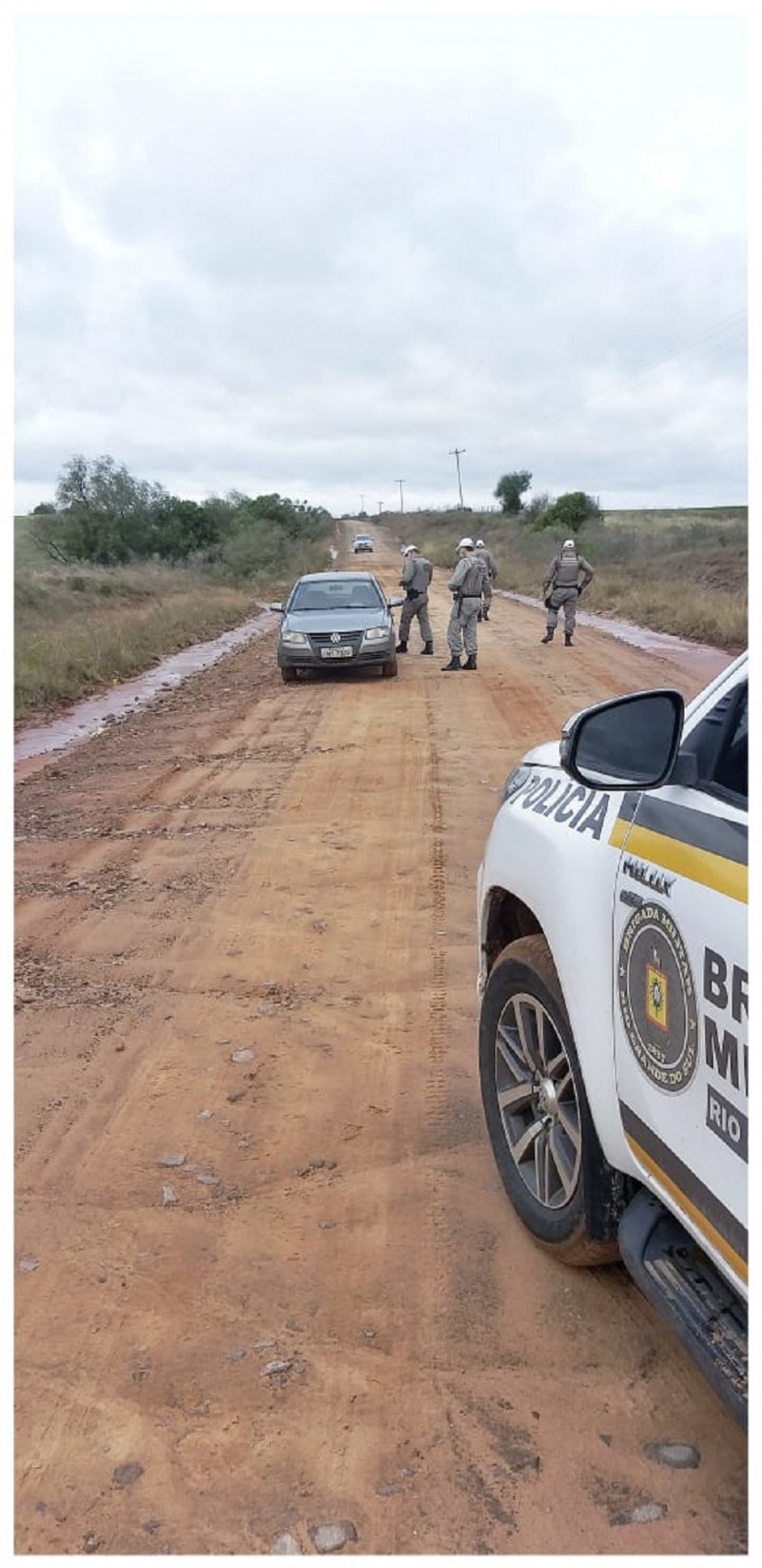 pms fiscalizando veiculo em estrada de chão