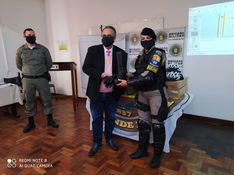 policial recebendo a doação