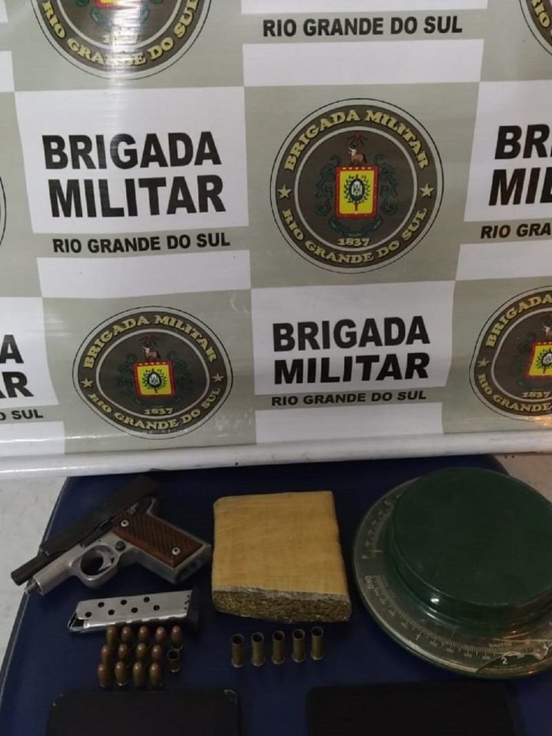 Drogas e muni&ccedil;&otilde;es foram apreendidas no local