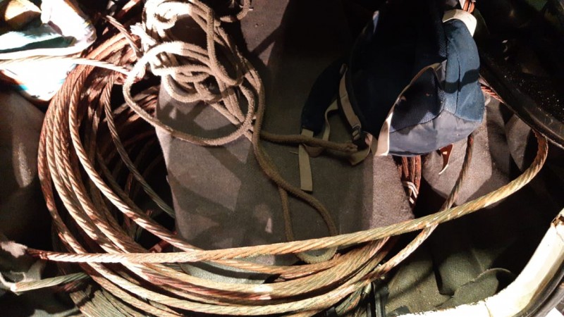 Fios furtados da rede elétrica estavam no porta-malas do veículo