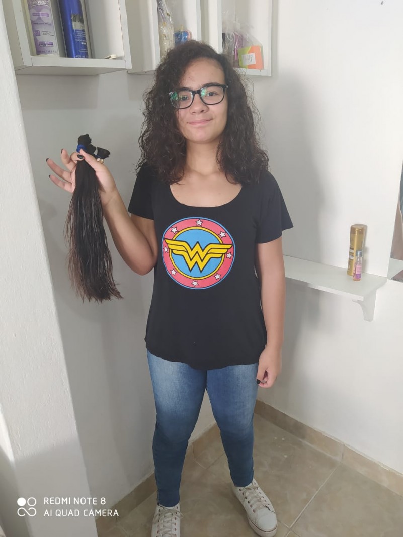 Menina c cabelo doado