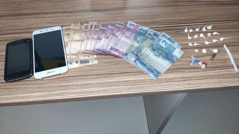 dinheiro, drogas e celulares