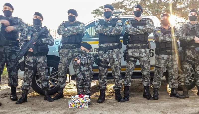 Maria Eduarda é uma garotinha que já sabe o que vai ser quando crescer: Policial Militar