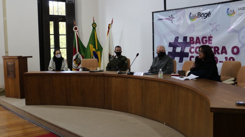 autoridades na mesa