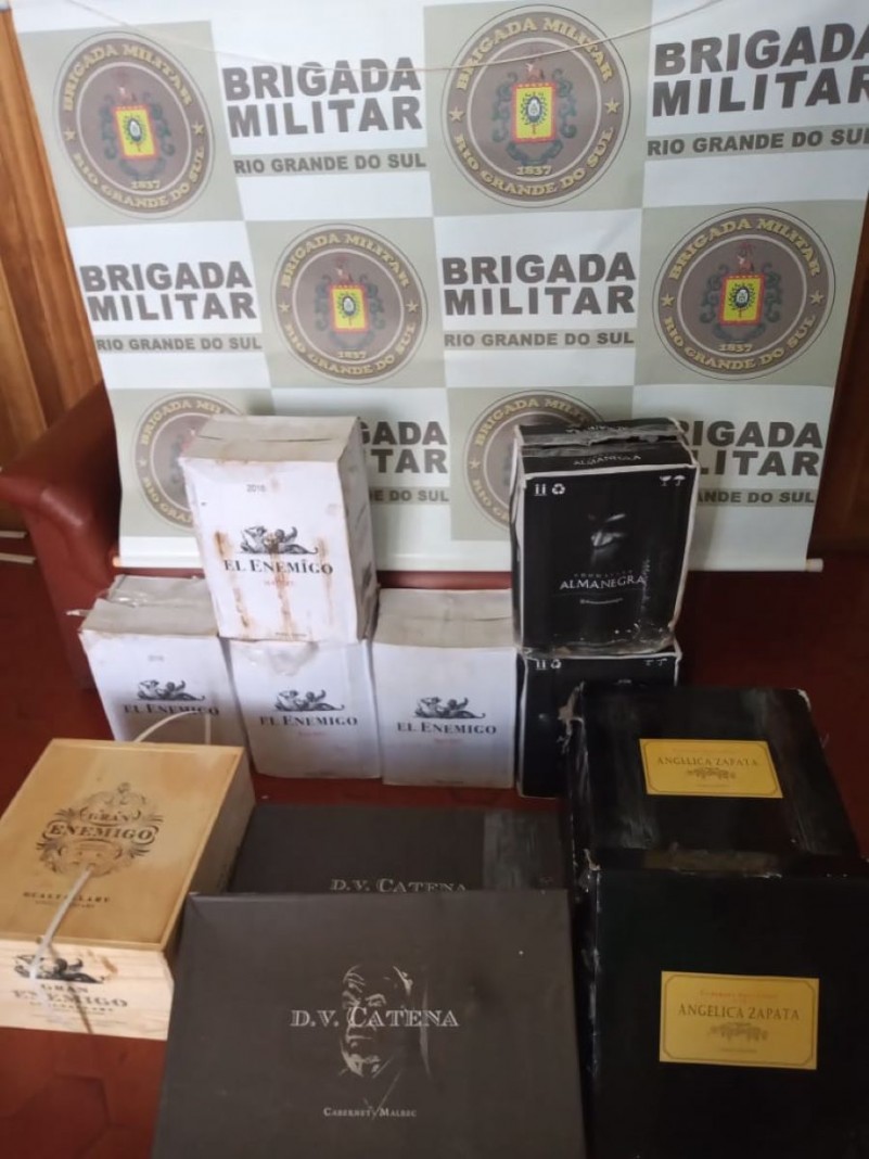 7° BPM APREENDE CARREGAMENTOS DE VINHO DE ORIGEM CONTRABANDO\DESCAMINHO