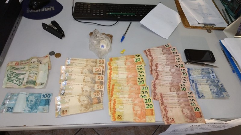 dinheiro, droga e celuluar