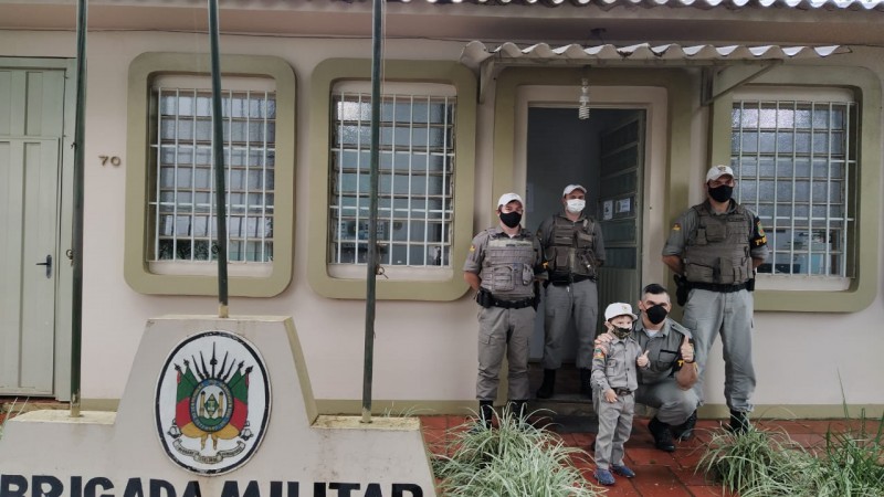 Davi interagindo com os Policiais Militares de Crissiumal