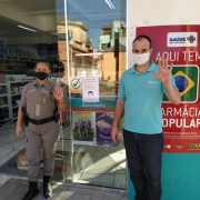 Pm com atendente da farmácia