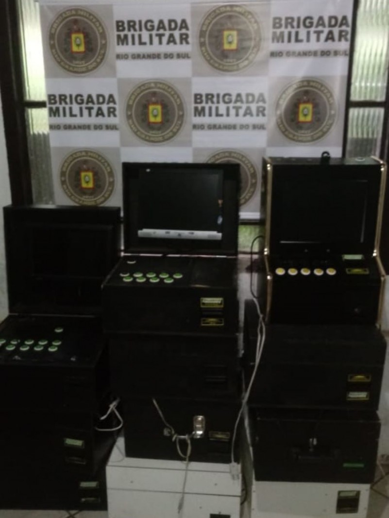 7°BPM APREENDE MAQUINAS DE CAÇA NIQUEIS