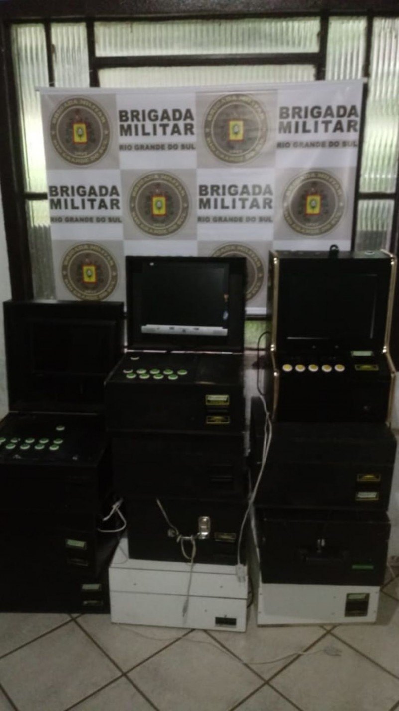 7°BPM APREENDE MAQUINAS DE CAÇA NIQUEIS