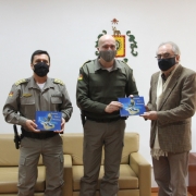 Comandante-Geral da BM recebe duas obras do pintor Soldatelli que também é mecânico de aviação da Instituição