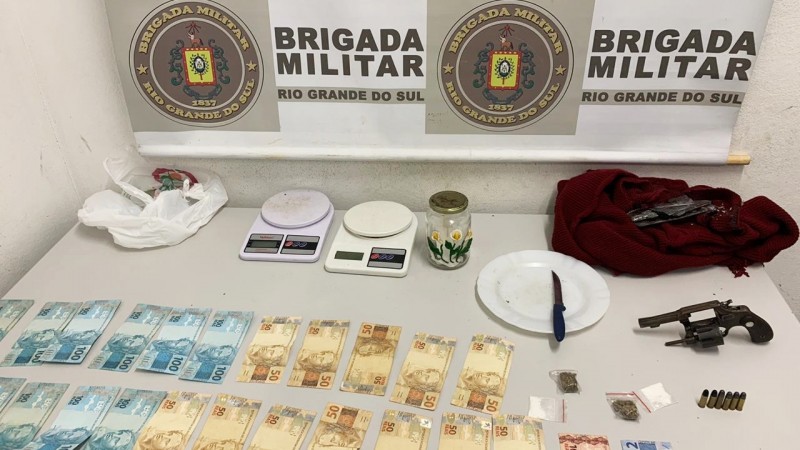 A imagem mostra dinheiro, balanças de precisão arma e munições