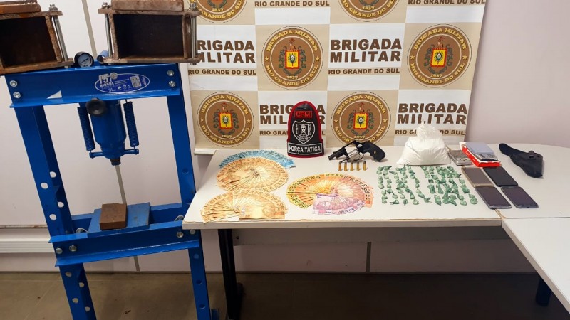 BM de Viamão prende por tráfico de drogas e porte ilegal de arma de fogo
