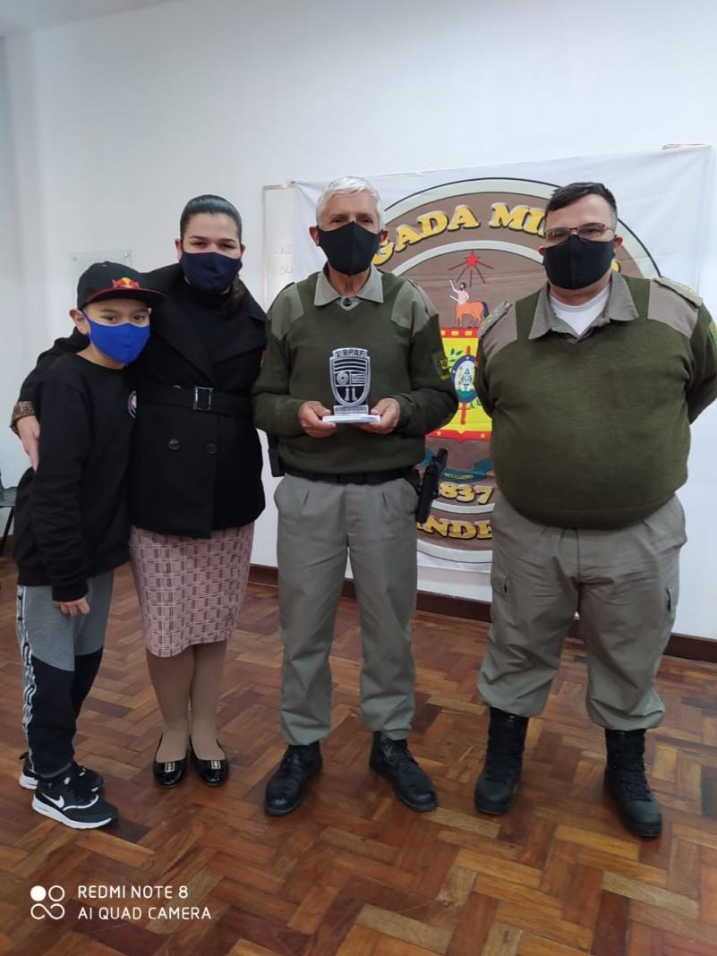 militar com a familia e comandante