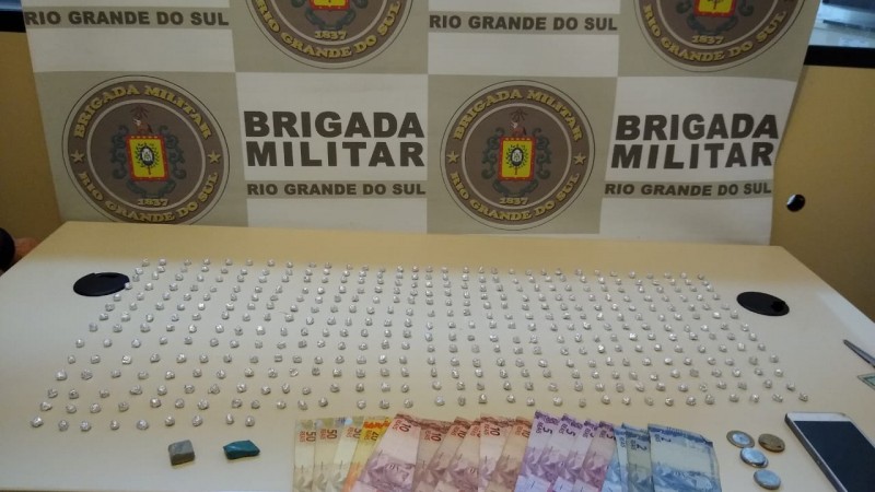 material apreendido (drogas e dinheiro)