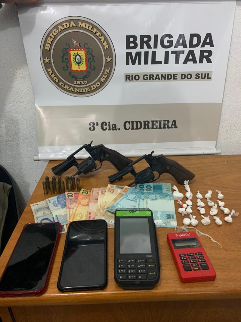Armas e drogas apreendidas em festa que contrariava decreto de distanciamento