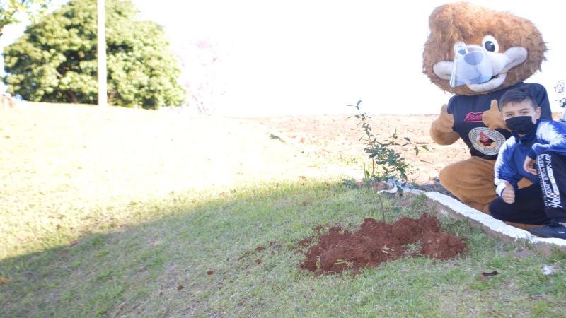 Leão Dare e o jovem Samuel contribuindo para o plantio de árvores frutíferas no 7º BPM