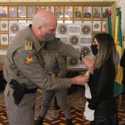 Procuradora Jucilene Cardoso recebe medalha de serviços distintos por seu apoio a Brigada Militar