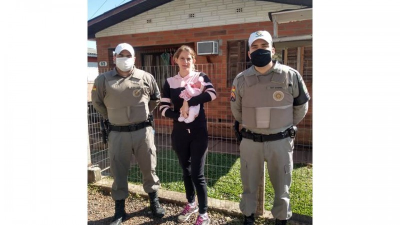 policiais com a bebe e sua mãe