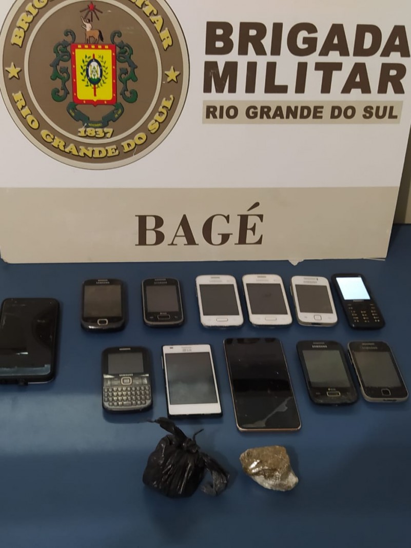 vários celulares e maconha apreendidos