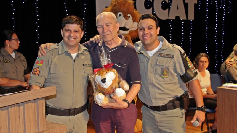 Prof Edmar recebendo homenagem em Formatura do Proerd