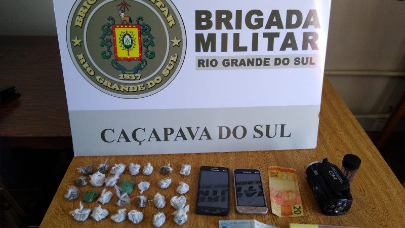 vários tipos de drogas, celular e dinheiro
