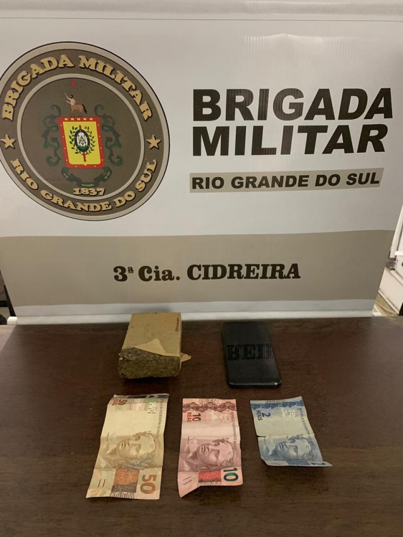 Um tijolo de maconha foi apreendido