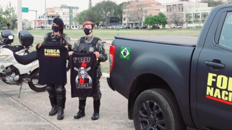 duas PMs trocando camisetas