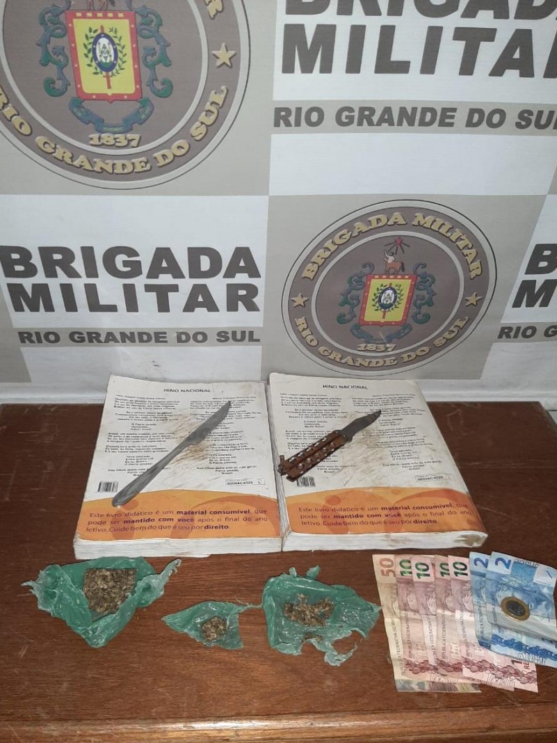maconha, dinheiro e canivetes