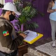 policial e vítima durante visita